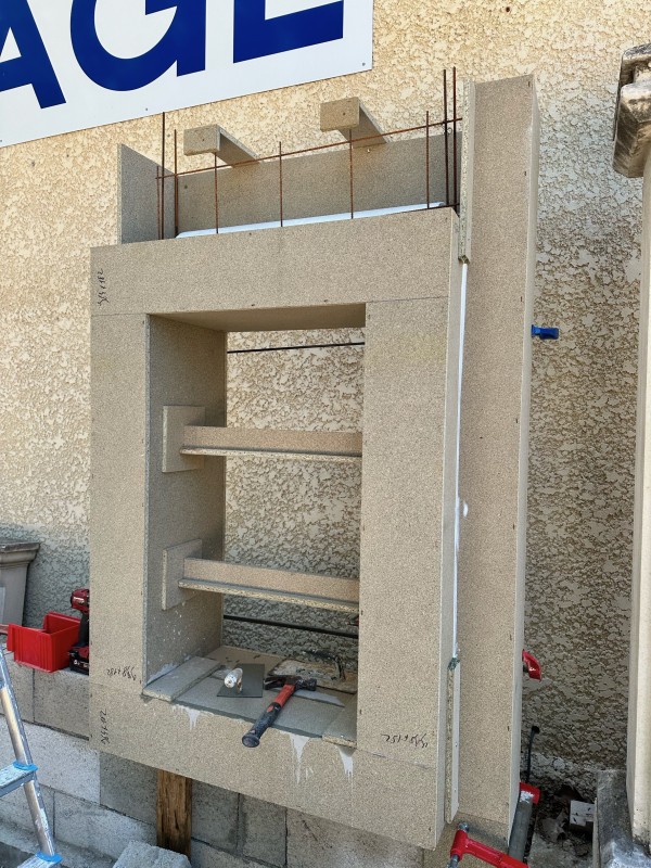 utiliser un coffrage de window et réaliser un lettrage en béton 