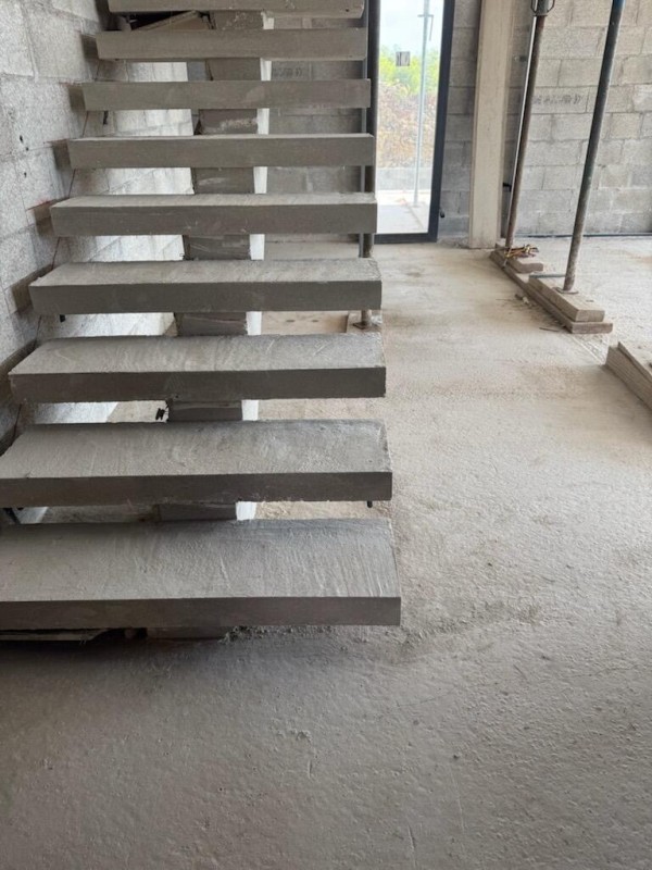 Utiliser un coffrage pour escalier béton avec limon central à St Chamas en région Sud PACA