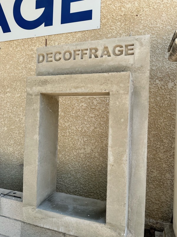 utiliser un coffrage de window et réaliser un lettrage en béton 