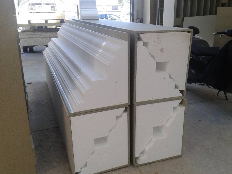 coffrages de corniches moulurées en polystyrène expansée selon modèle client sur mesure