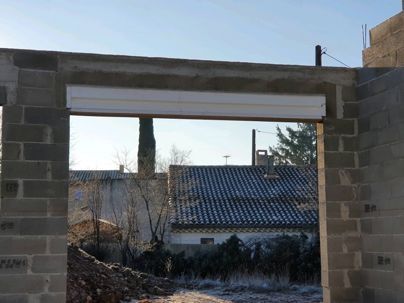 Des coffrages demi-linteaux  pour une intégration esthétique et performante de vos volets roulants à Puyvert dans le Vaucluse