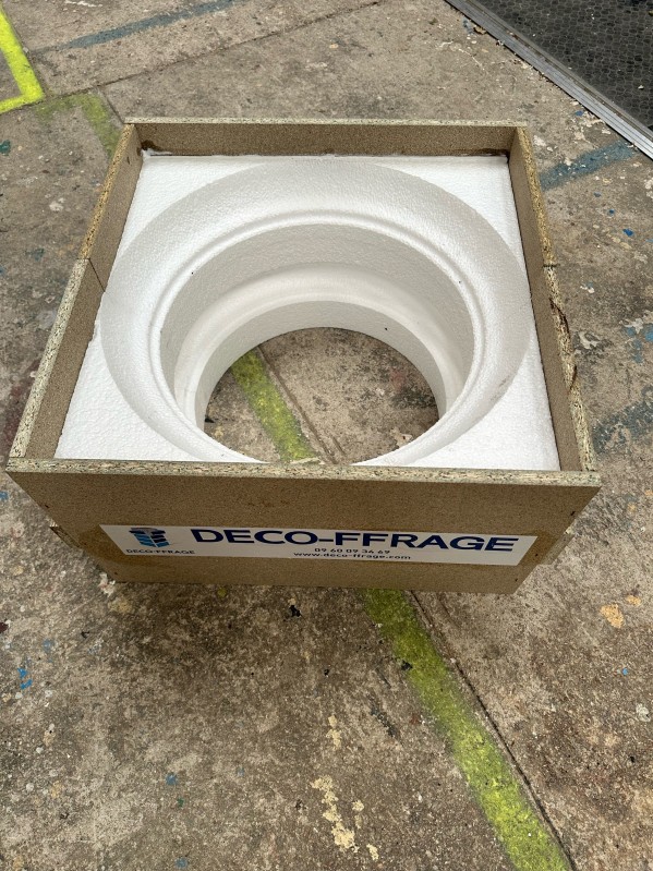 embellir des poteaux ronds avec des coffrages de chapiteaux  prêts à couler en béton dans le Var 83