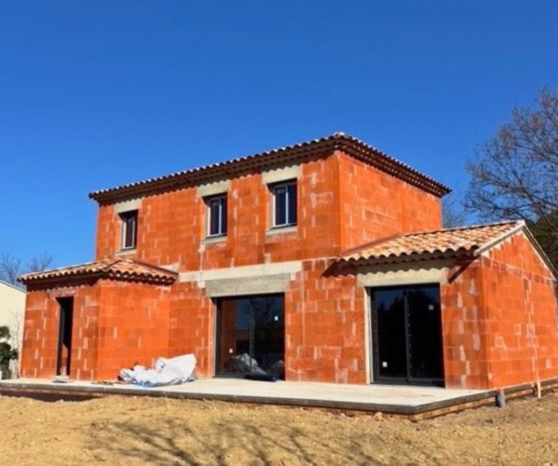 preserver sa façade en intégrant ses volets roulants dans des coffres demi-linteaux sur mesure à Vidauban dans le Var 83