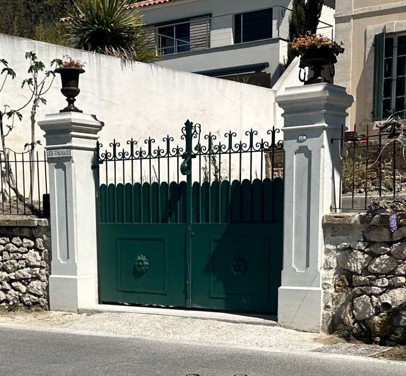 poteaux d'entrée sur mesure coulés en béton grâce à des coffrages à Istres dans les Bouches du Rhone 13
