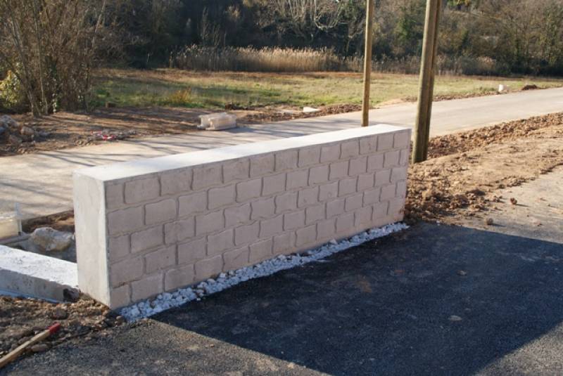 muret en béton de fausses pierres à Aix en Provence 13090