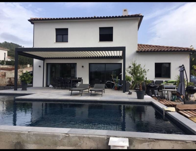 Coffres demi-linteaux invisibles en façade à Cannes 06400