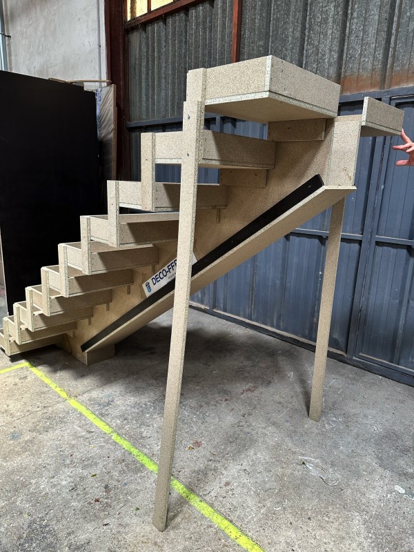 coffrage en bois pour escalier pret à couler avec limon central sur mesure dans les Alpilles, à Eygalières 13