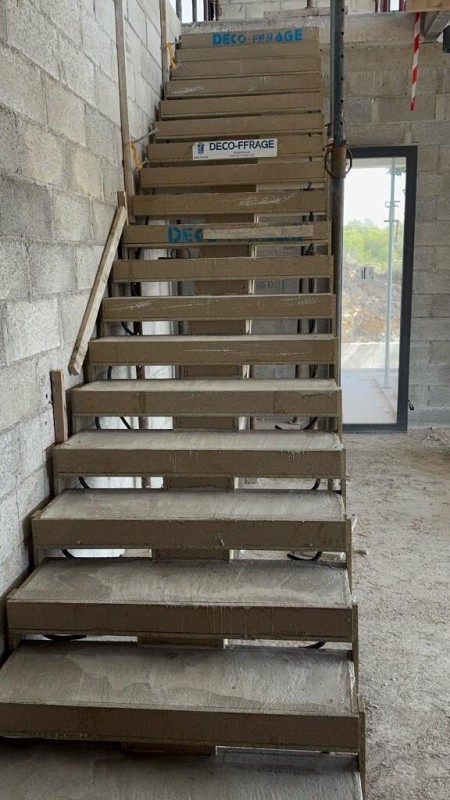 Utiliser un coffrage pour escalier béton avec limon central à St Chamas en région Sud PACA