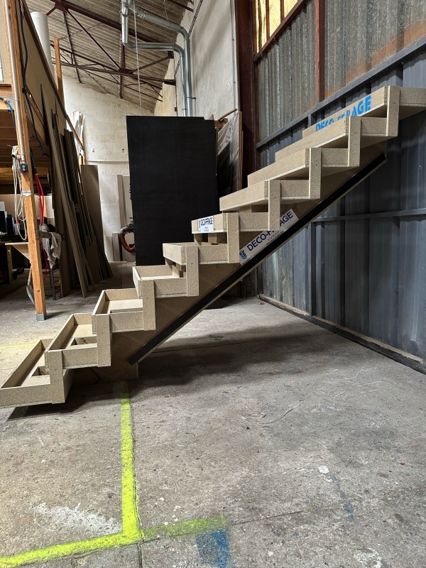 Coffrage pour escalier crémaillère droit avec limon central à Eygalières dans les Alpilles