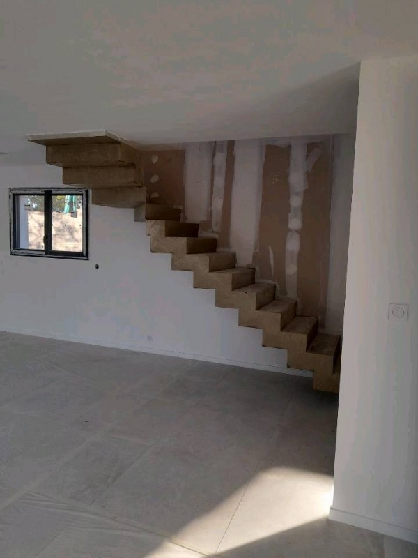 coffrage pour escalier crémaillère en béton brut à Gemenos 13420