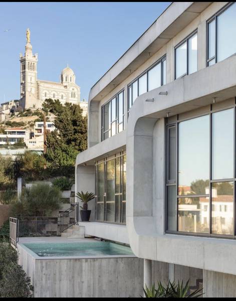 Réalisation de coffrages courbes spécifiques pour une villa d'exception à Marseille