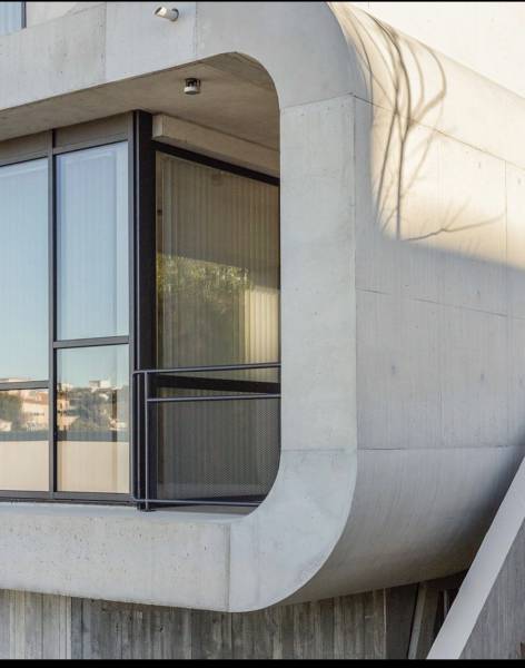 Réalisation de coffrages courbes spécifiques pour une villa d'exception à Marseille