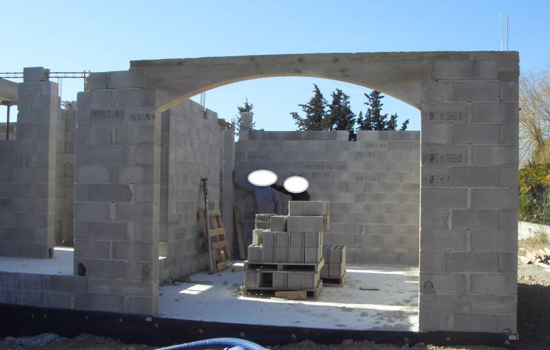 cintre surbaissé en polystyrène dans les Alpilles, à Mouriès