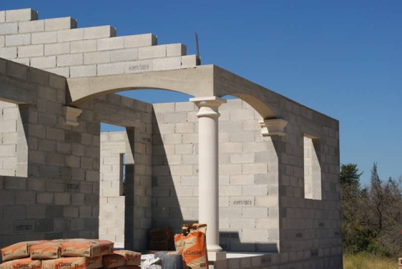 colonne lisse et chapiteaux à Chateauneuf Les Martigues
