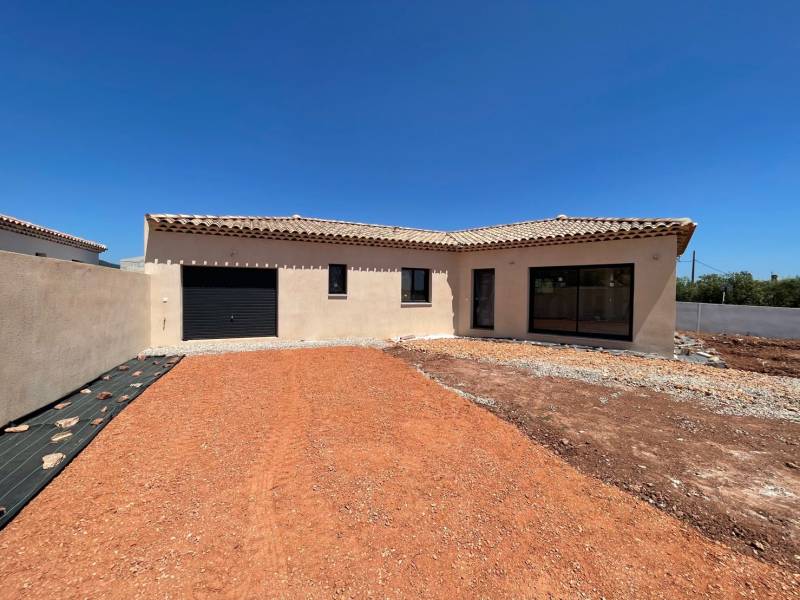 Comment poser facilement des coffres de volets roulants avec sous-faces ral 7016 à Cuers dans le Var?