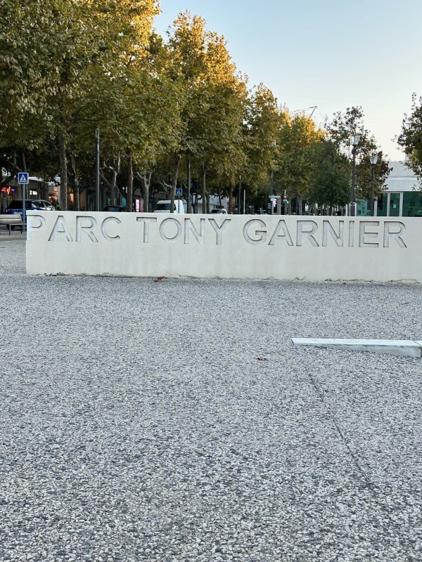 engravure de lettres sur mur béton dans la région de Cassis dans les Bouches du Rhône
