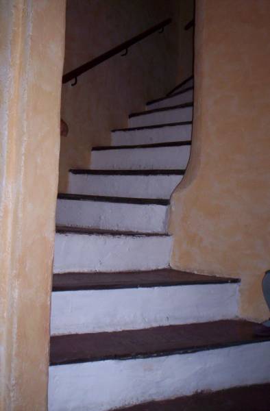 escaliers avant rénovation à Grans