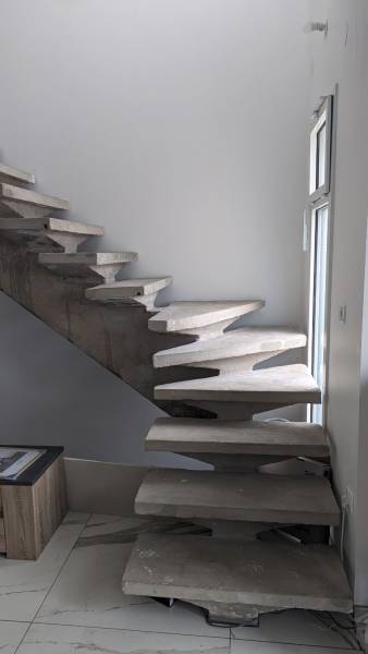 Réaliser un escalier intérieur avec limon central en béton grâce à un coffrage conçu sur-mesure à Lille