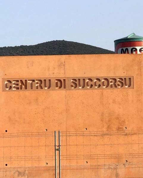 lettrages sur mesure pour une façade en Corse 