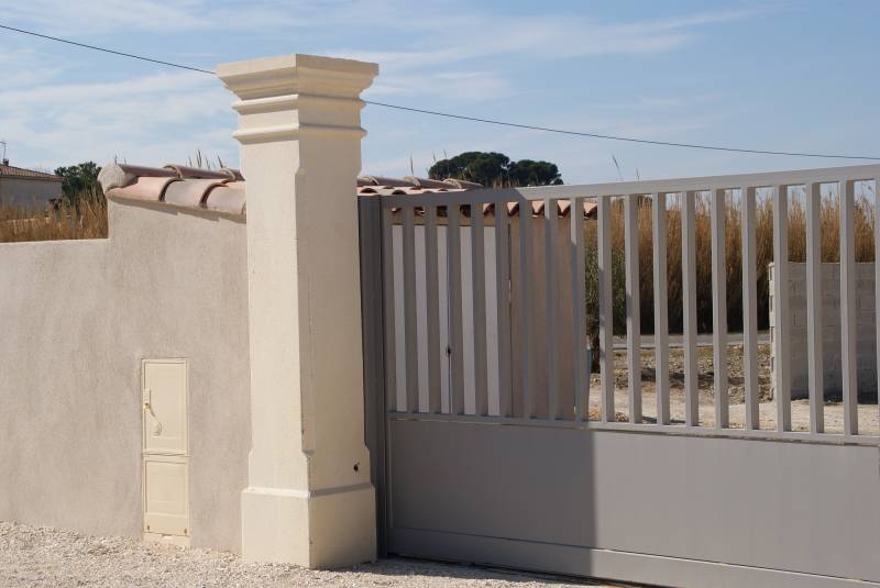 poteau carré à Gignac la Nerthe