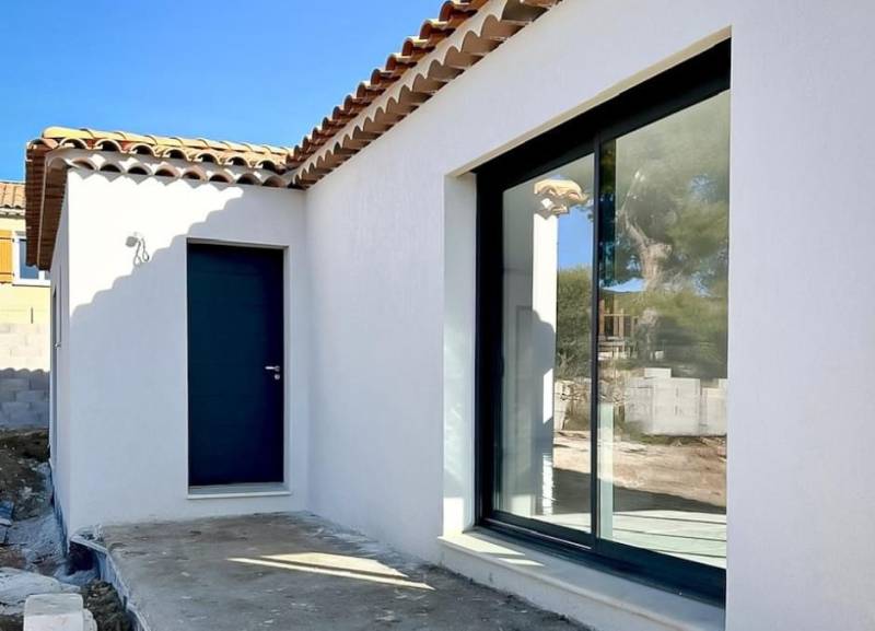 coffres de volets roulants avec sous-face ral 7016 intégrée dans le Luberon 84