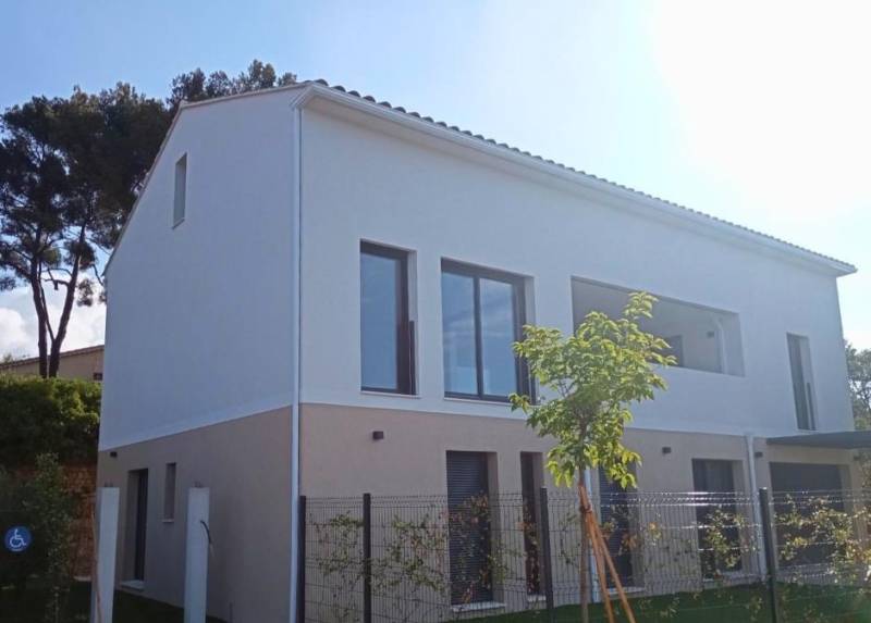 encastrer des volets roulants sur les ouvertures d'un bâtiment de logements collectifs à Marseille 13